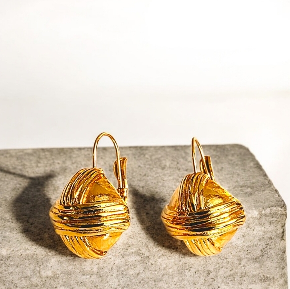 Vintage Monet Gold Tone Sculptural Drop Earrings Signed - Picture 2 of 7